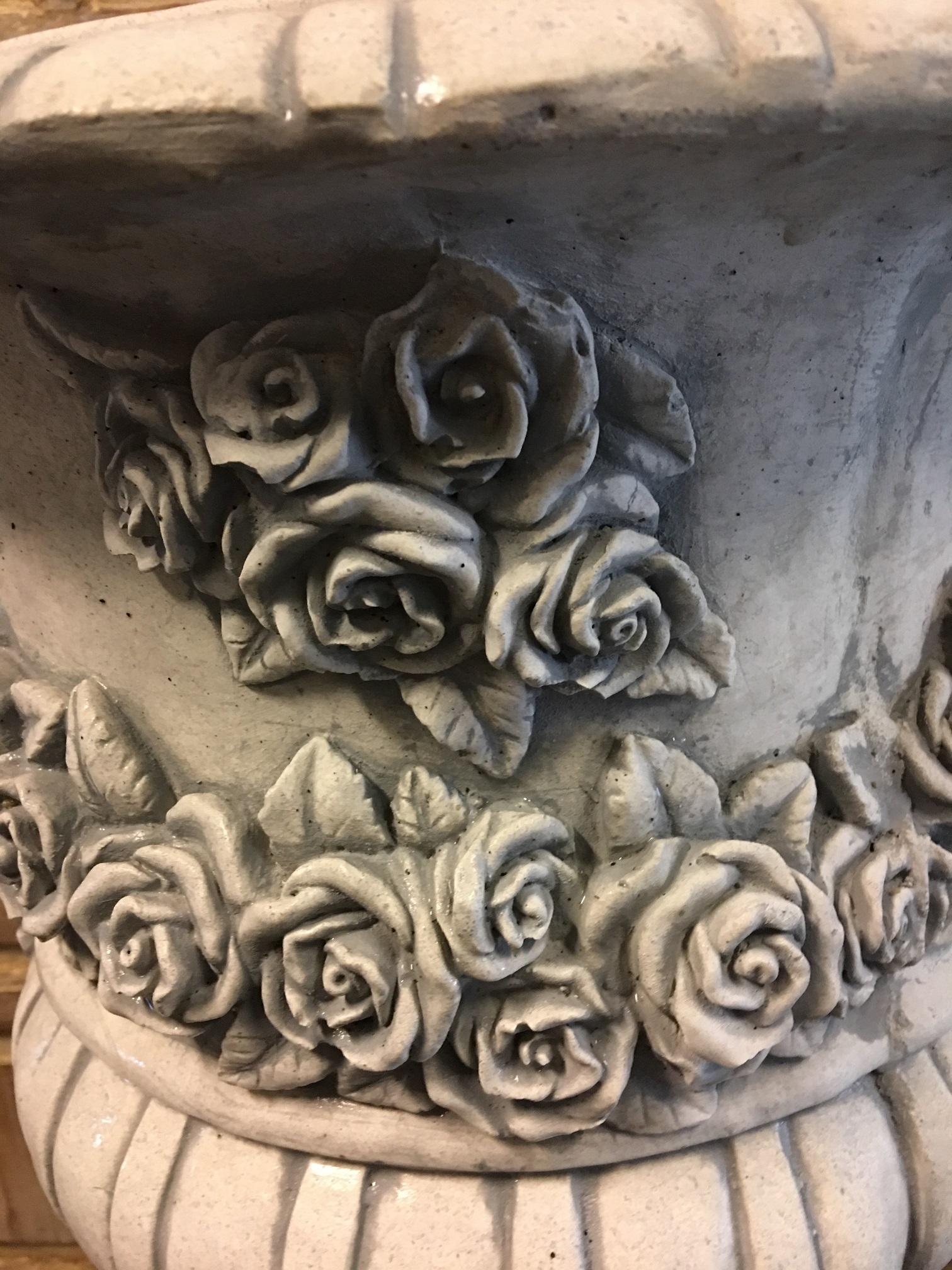 Bloempot met rozen - wit/grijs - vol steen